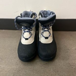 Womens snow boots. Size 8. Worn for one season. Great insulation!